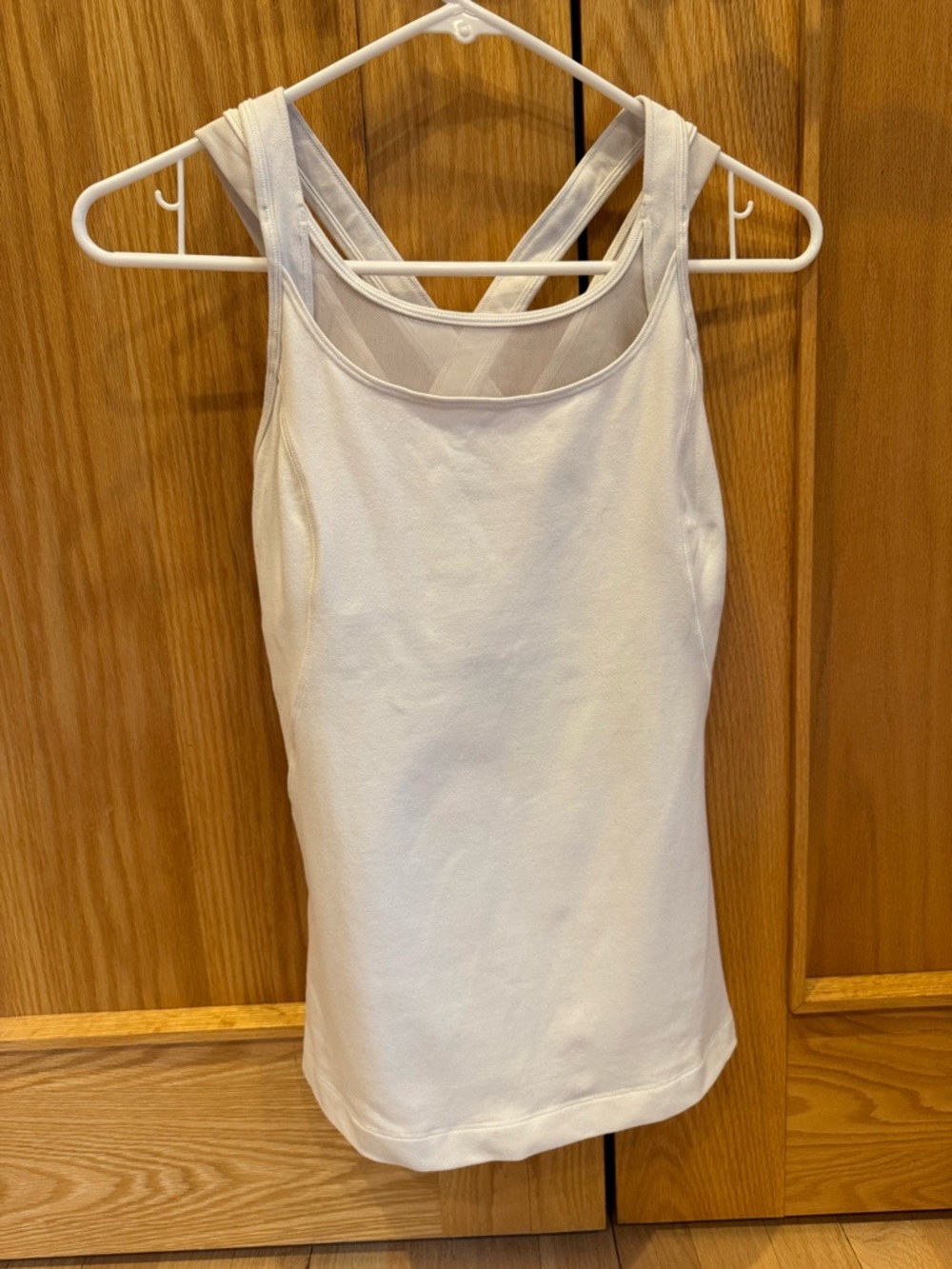 Lululemon whit tank with built in bra sz 6. EUC